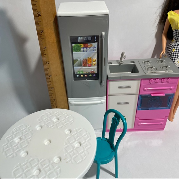 Barbie kitchen set Refrigerator & stove sounds table & chairs - Picture 2 of 6